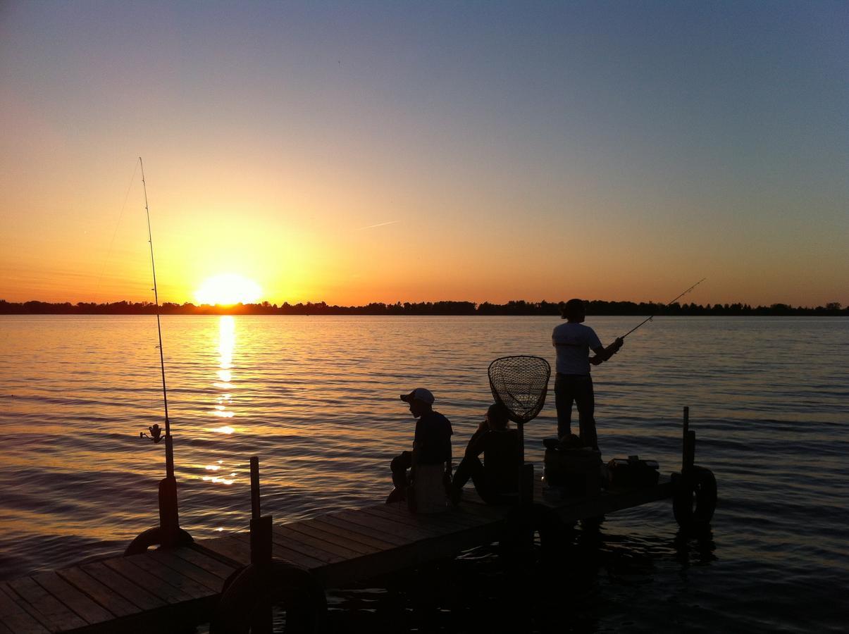 Lake Dalrymple Resort Lagoon City Quarto foto